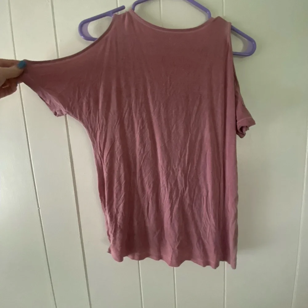 Pink AE top - Picture 3 of 3